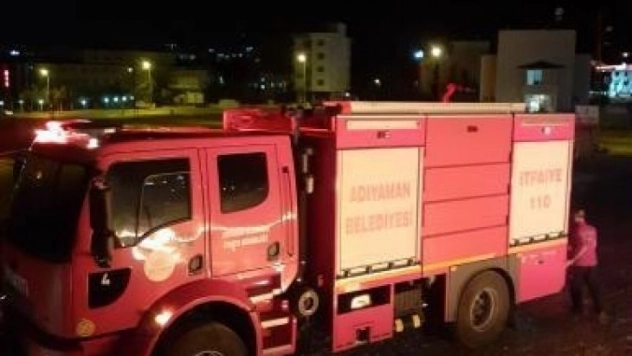 Akaryakıt istasyonu yakınındaki otluk yangını korkuttu