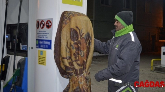Akaryakıt istasyonunda pompalara battaniyeli koruma