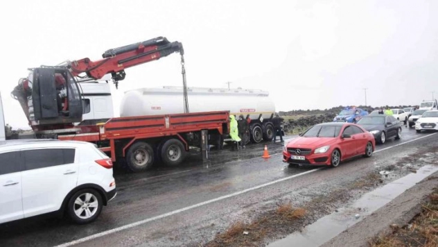 Akaryakıt yüklü tanker devrildi, uzun trafik kuyruğu oluştu