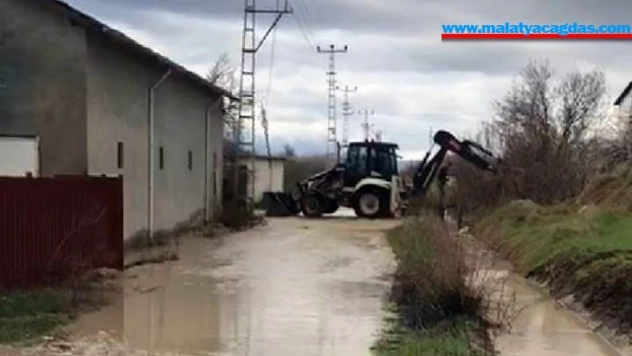 Akçadağ'da sağanak ve dolu yağışı sele neden oldu