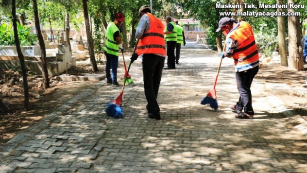 Akçakale'de mezarlıklar rutin olarak temizleniyor