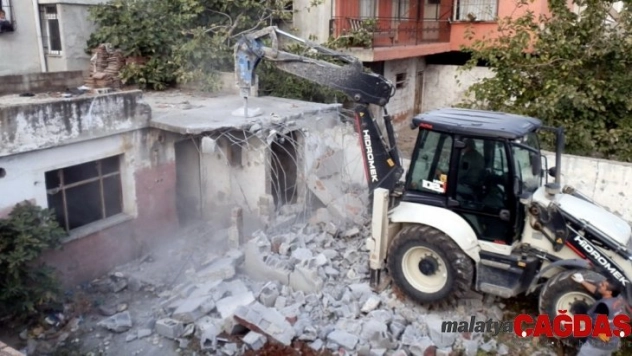 Akdeniz'de metruk binalar yıkılıyor