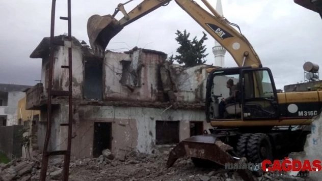 Akdeniz'de tehlike oluşturan metruk binalar yıkılıyor