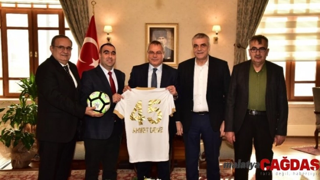 Akhisarspor yeni yönetiminden Vali Deniz'e ziyaret