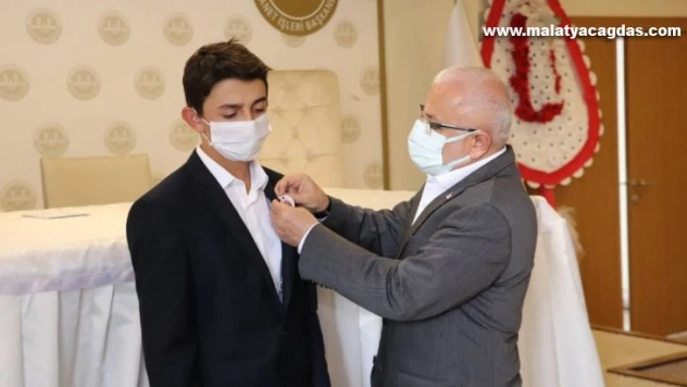 Akkuş, dereceye giren öğrencileri altınla ödüllendirdi