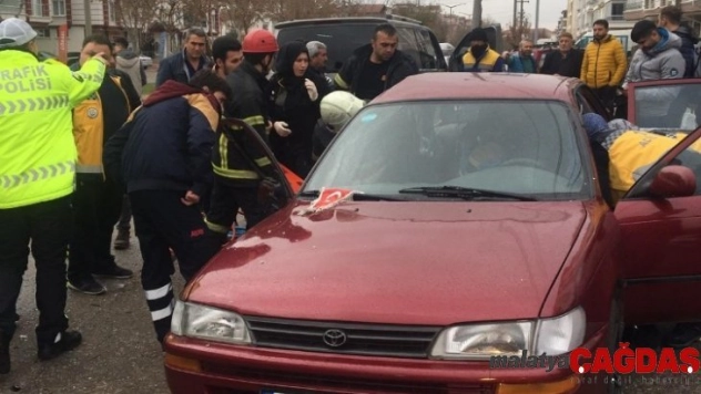Aksaray'da minibüsle otomobil çarpıştı: 5 yaralı
