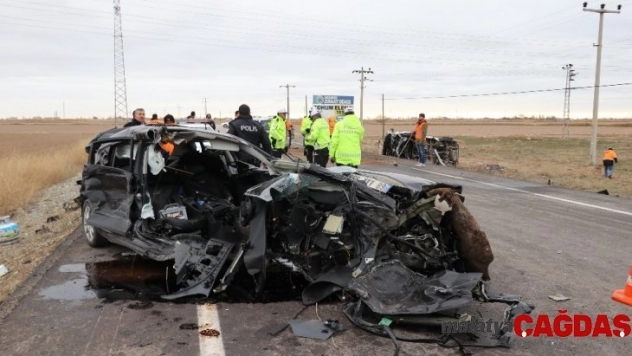 Aksaray'da servis minibüsü ile otomobil çarpıştı: 16 yaralı