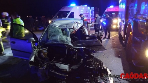 Aksaray otomobil tırın altına girdi: 3 ölü, 2 yaralı