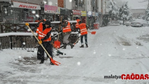 Akşehir'de kar temizliği çalışmaları aralıksız devam ediyor