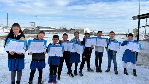 Akyaka'da köy okulunda öğrenciler karnelerini aldı