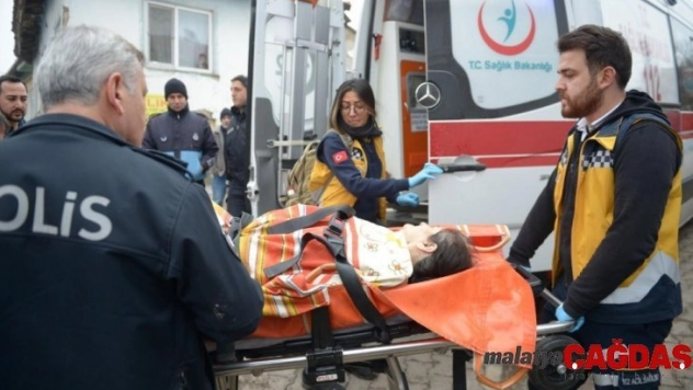 Alacağı olan kadını göğsünden bıçaklayıp intihara kalkıştı