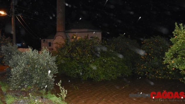 Alanya'da sağanak nedeniyle cadde ve sokaklar göle döndü