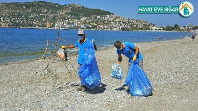 Alanya'da sahil büfeleri temizlendi