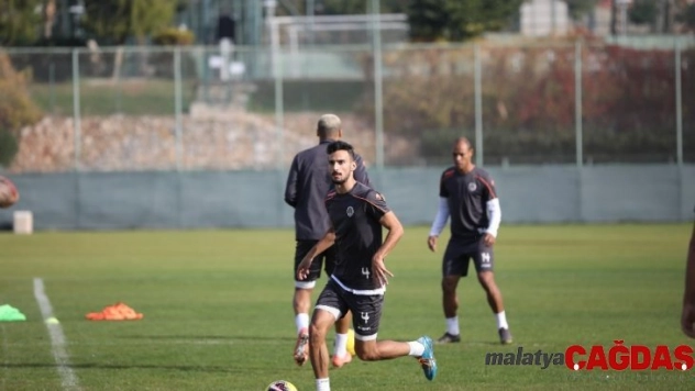 Alanyaspor'da üç isim takımla çalıştı