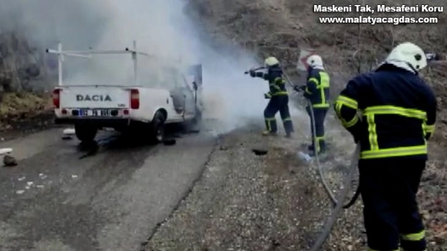 Alev alan kamyonet hurda yığınına döndü