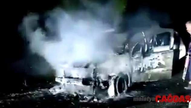 Alev alev yanan otomobilden son anda kurtuldular