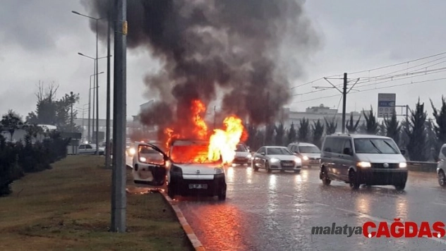 Alev topuna dönen araçtaki patlamalar korkuttu