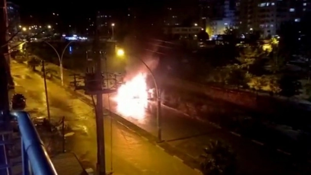 Alev topuna dönen otomobilden gelen patlama sesleri korkuttu