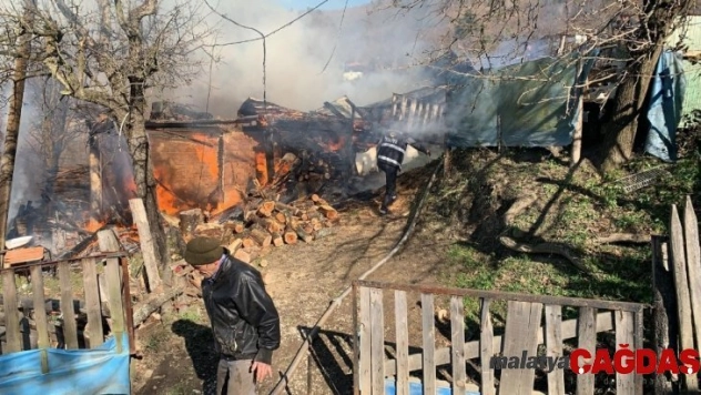 Alevlere teslim olan ahşap ev küle döndü
