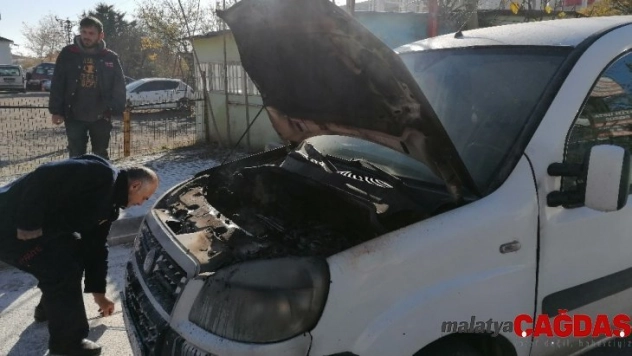 Alevlere teslim olan aracı küle dönmekten itfaiye kurtardı