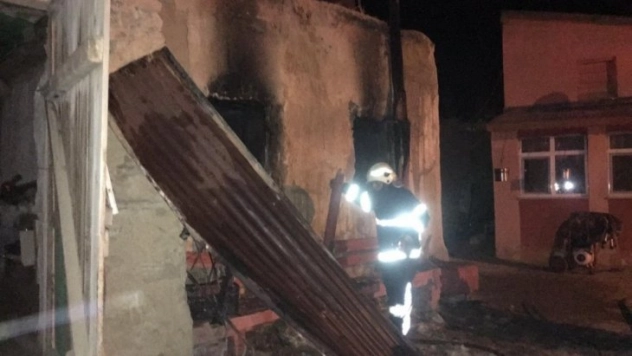 Alevlerin sardığı tandır evi kullanılmaz hale geldi