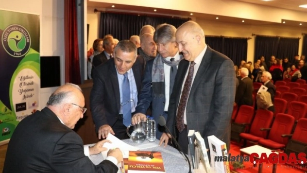 Ali Özveren, son kitabı 'Yol ve Yolcu'yu okurlar için imzaladı