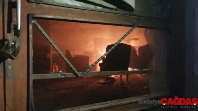 Alkol alıp ateş yaktı, boğulmak üzereyken itfaiye kurtardı