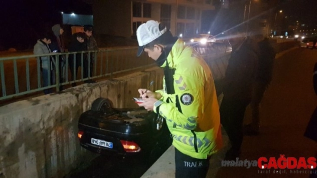 Alkollü sürücünün kullandığı otomobil su kanalına devrildi