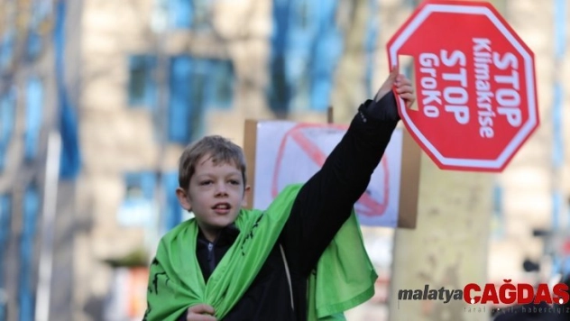 Almanya'da öğrenciler iklim için sokağa döküldü