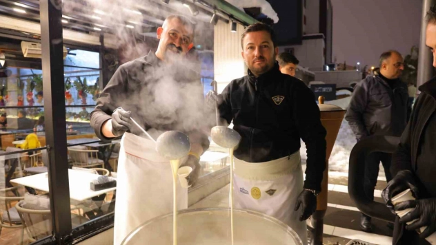 Alpedo'dan soğuk kış akşamı 1 ton ücretsiz salep ikramı
