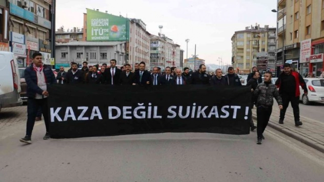 Alperenler 'kaza değil suikast' yazılı pankart açtı