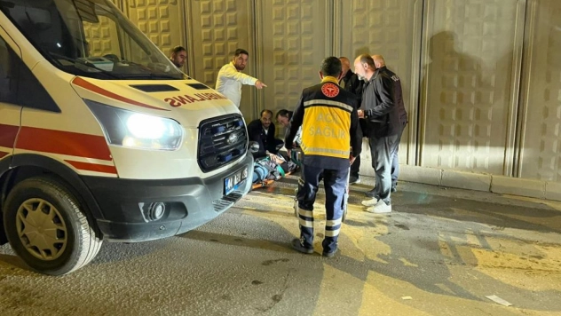 Alt geçitte motosiklet kazası: 2 yaralı