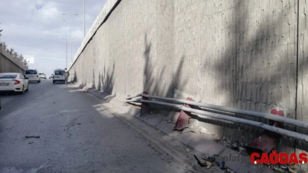 Alt geçitte virajı alamayan otomobil, bariyerlere çarptı