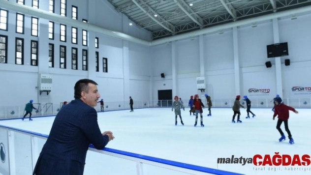 Altın patenler buz üstünde