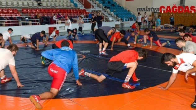 Altındağ Belediyespor Kulübü İşitme Engelliler Güreş Takımı güç depoluyor