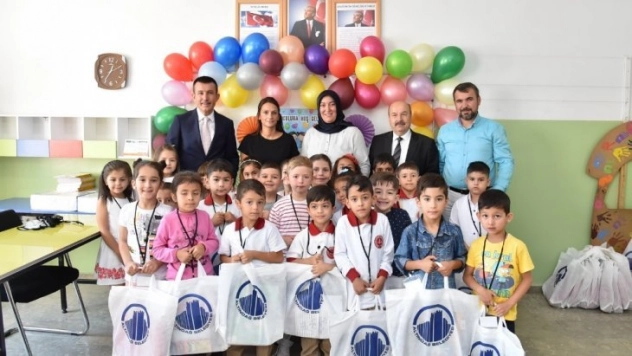 Altındağlı miniklere okul hediyesi