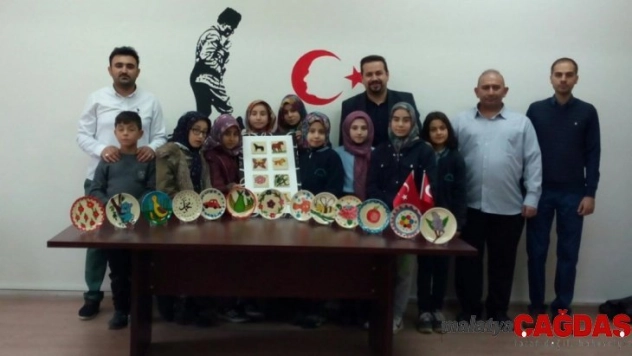 Altıntaş'ta ortaokul öğrencileri çini sergisi açtı