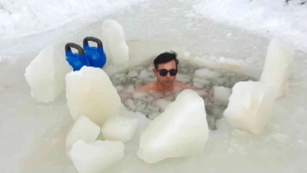 Amanos Dağları'nın zirvesinde buzlu suya girdi