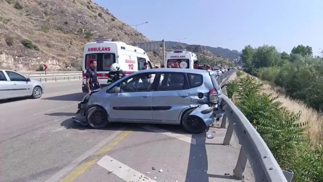 Amasya'da bariyere çarpan otomobildeki 4 kişi yaralandı