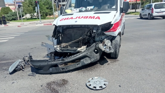 Ambulans, Kaza İhbarına Giderken Başka Kazaya Karıştı