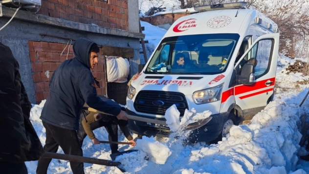 Ambulansa yol açmak için küreklerle seferber oldular