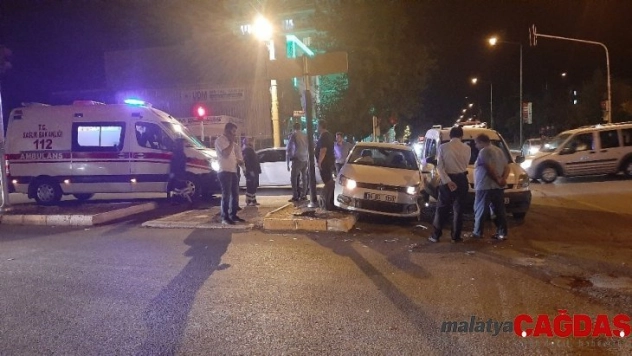 Ambulansa yol vermek istersen çarpıştılar: 1 yaralı