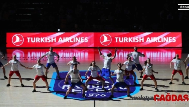 Anadolu Efes'in maçında gerçekleşen 'Kan Kanseri Mücadele Dansı' büyük alkış topladı