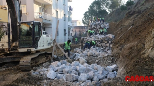 Anadolu Lisesinin çöken istinat duvarı yeniden yapılıyor