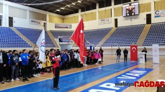 Analig Basketbol Grubu müsabakaları Van'da başladı