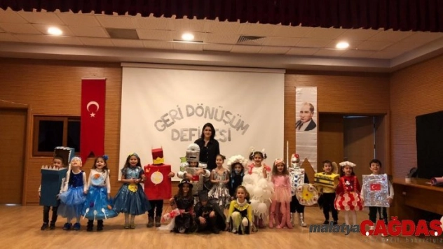 Anaokulu öğrencilerinden geri dönüşüm defilesi