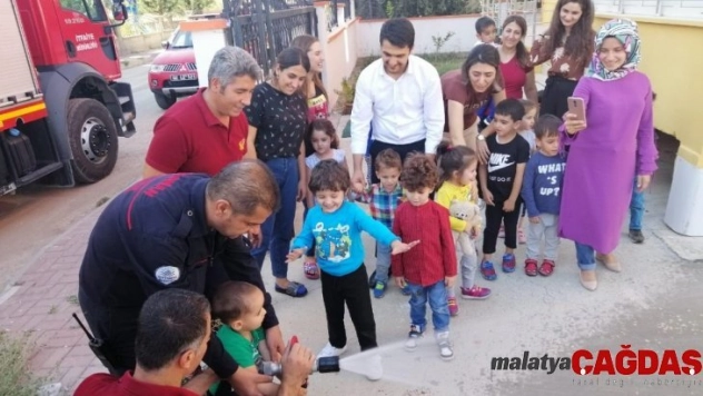 Anaokulu öğrencilerini itfaiye ekipleri bilgilendirdi