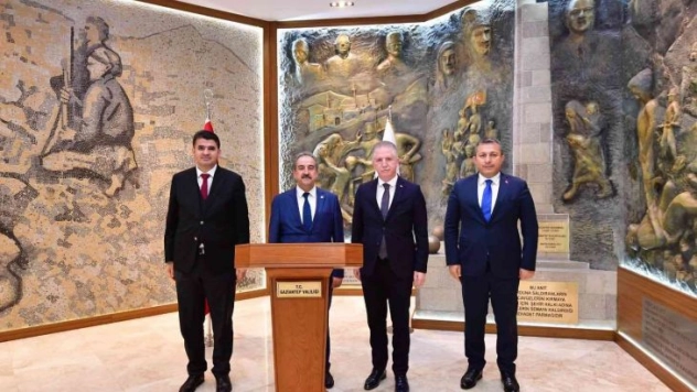 Anayasa Mahkemesi Arslan Vali Gül'ü ziyaret etti