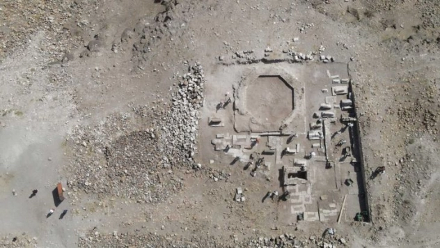 Kümbet ve Oda Mezarlar Havadan Görüntülendi