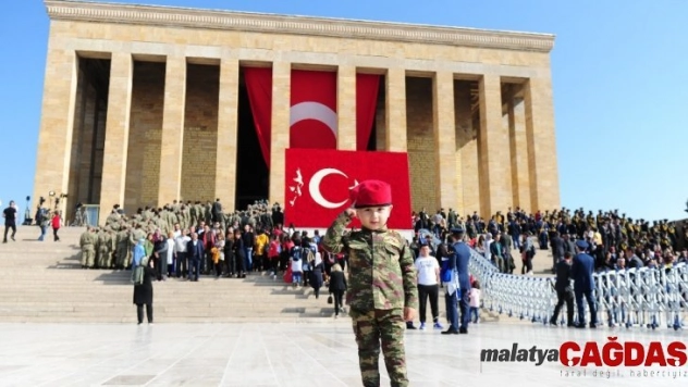 Anıtkabir'e ziyaretçi akını
